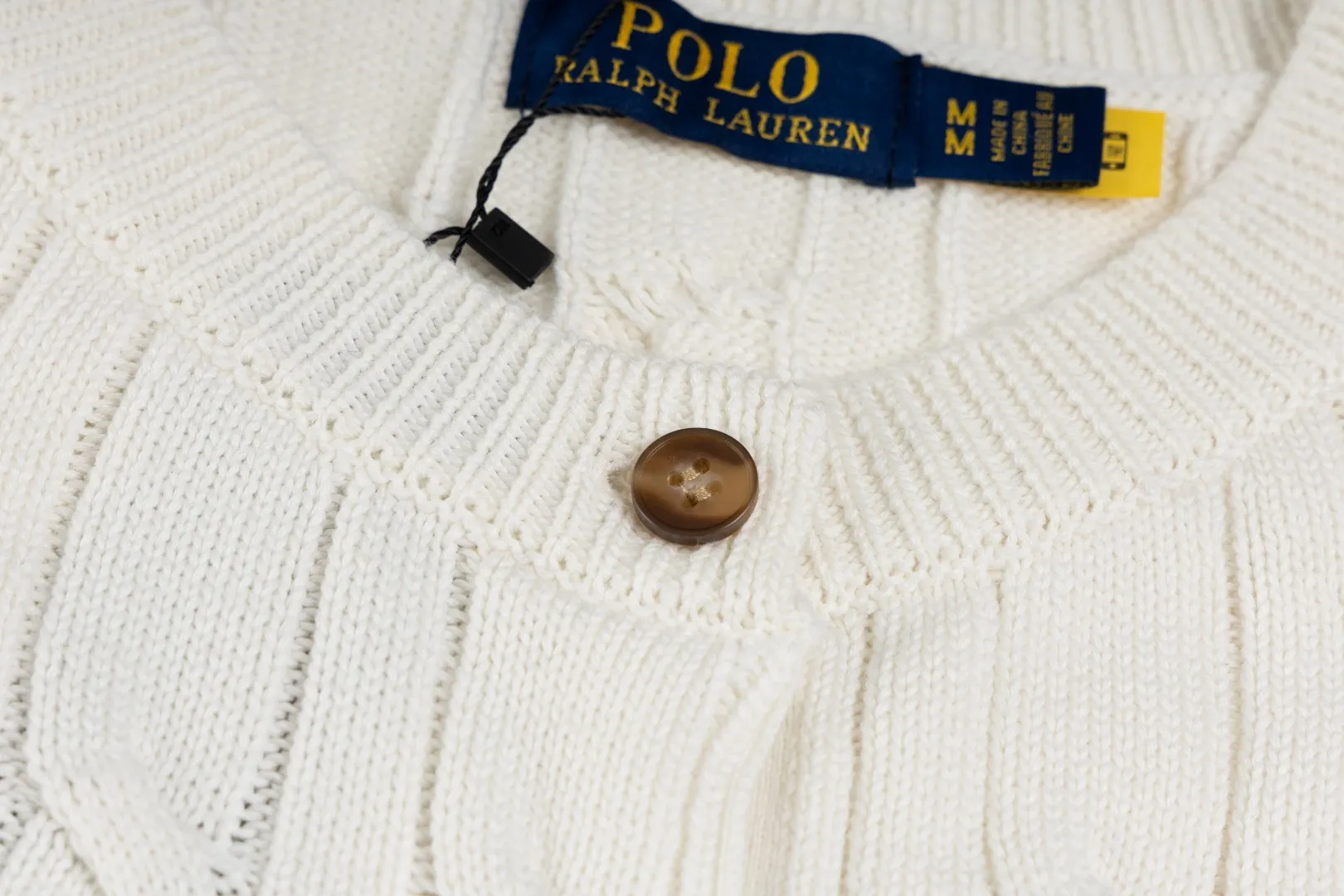 P230 #R93 RALPH LAUREN Ralph Lauren twelve colors classic small label embroidery logo seven-button knitted cable cardigan sweater women's top, high-density LOGO embroidery on the chest, original customization of tag accessories. Made of pure cotton yarn, pure cotton is skin-friendly and comfortable, small label war horse embroidered twist button cardigan sweater 🐎 high quality, follow the blogger to learn how to wear it! Let’s buy a Ralph Lauren cable sweater. It’s a super hard-to-find series after it became popular. It’s hard to find one on the official website. It’s simple and practical to wear, with a lazy and loose feel. The thickened fabric has more texture, feels soft and delicate, and has a loose fit. Whether worn alone or layered, you can wear different styles of fashion with just one piece!   Size: